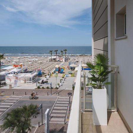 Hotel Augustus- Davanti A Noi C'E Solo Il Mare Misano Adriatico Exteriér fotografie